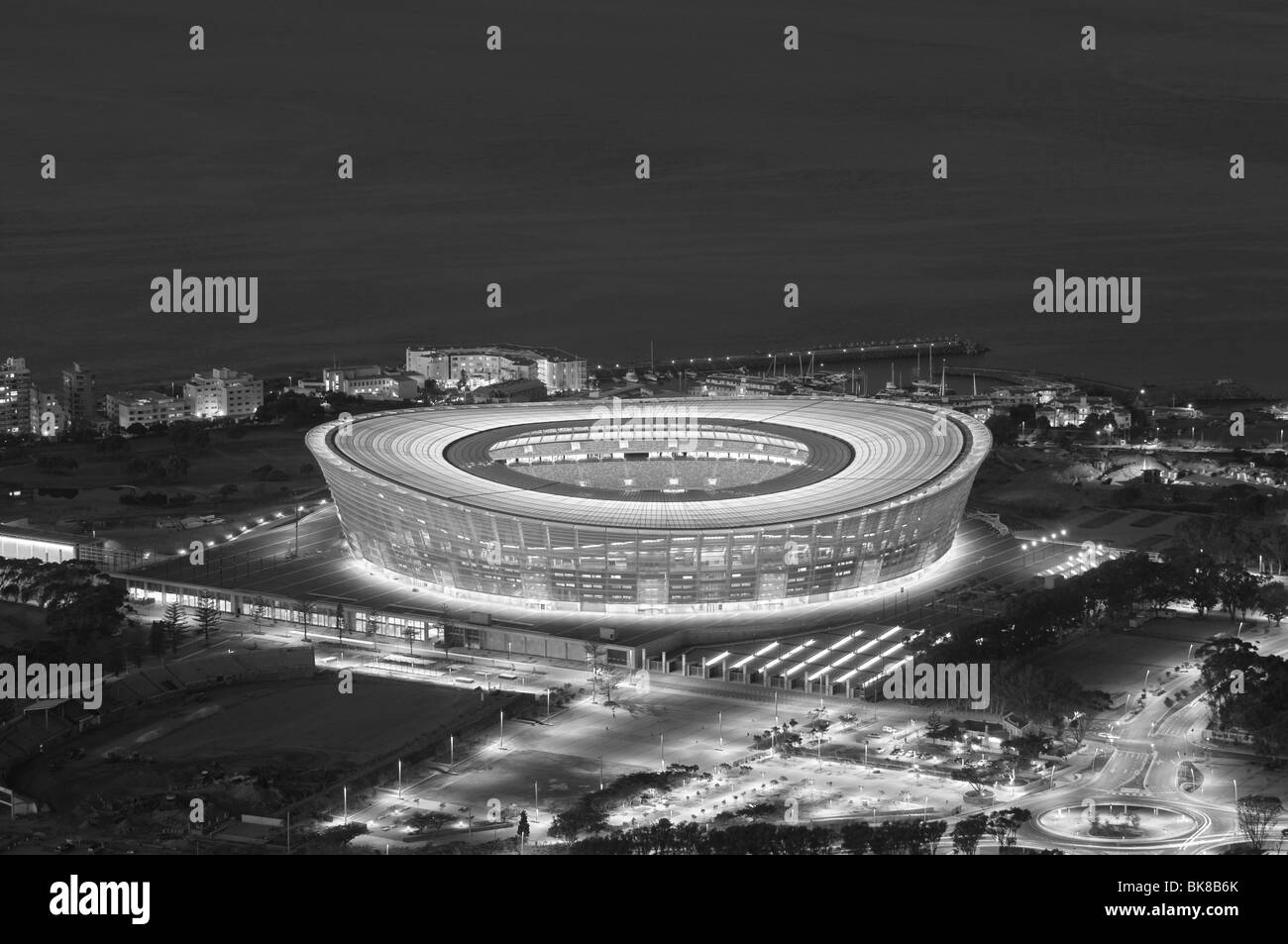 Vue sur le Green Point Stadium at night de Signal Hill. Construit pour la Coupe du Monde 2010, Cape Town, Afrique du Sud Banque D'Images