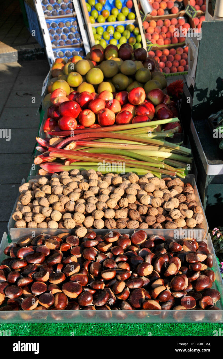 Jardiniers shop en plein air des noix et fruits Banque D'Images