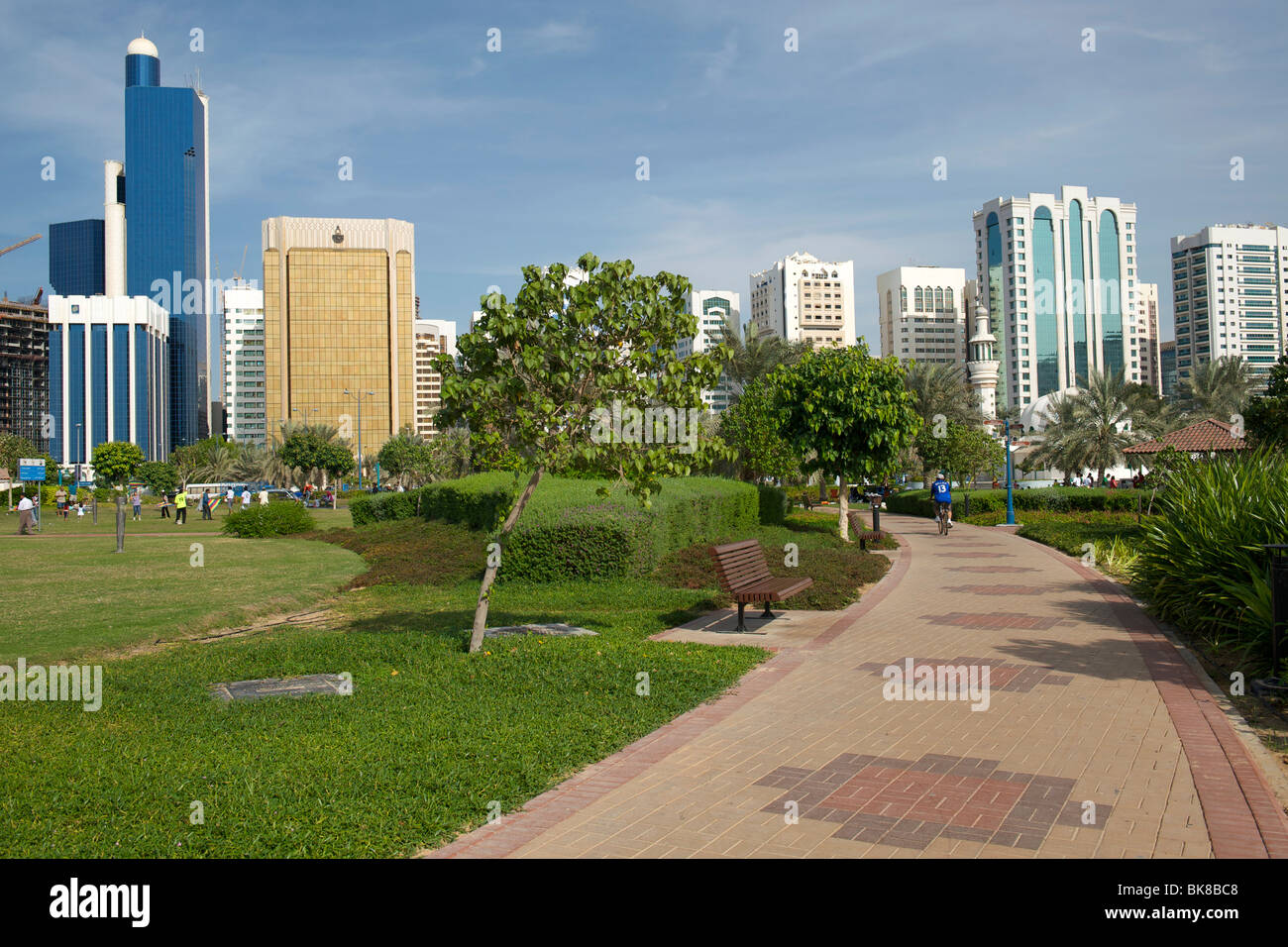 Les bâtiments et espaces verts à Abu Dhabi, les ÉMIRATS ARABES UNIS. Banque D'Images