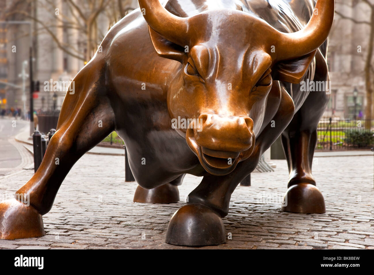 Wall Street Bull Bronze sur Broadway dans Lower Manhattan, New York City USA Banque D'Images