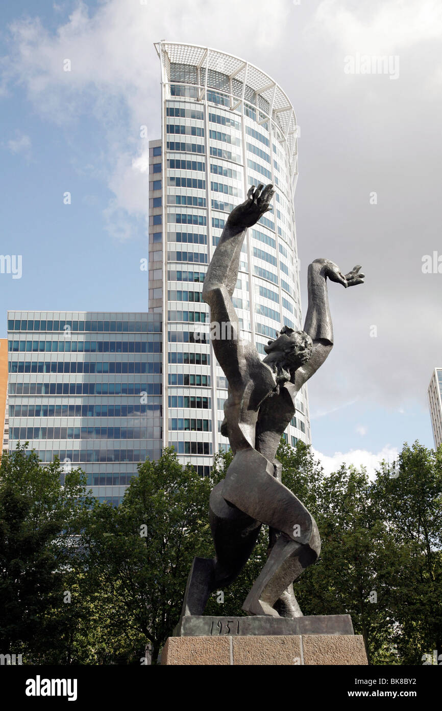 Sculpture en bronze "La ville détruite', 'De Verwo Stad', une sculpture en bronze du sculpteur Ossip Zadkine dans Belarusian-French R Banque D'Images