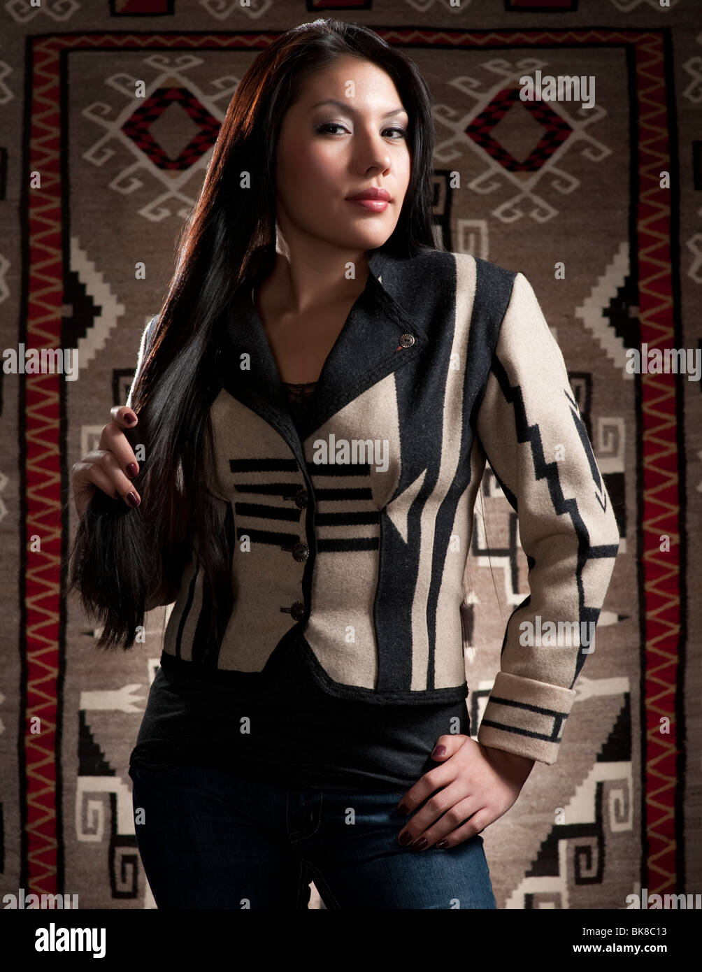 Native American Woman wearing a équipé le Bolero créé à partir d'une couverture blanche de Cheyenne. Banque D'Images