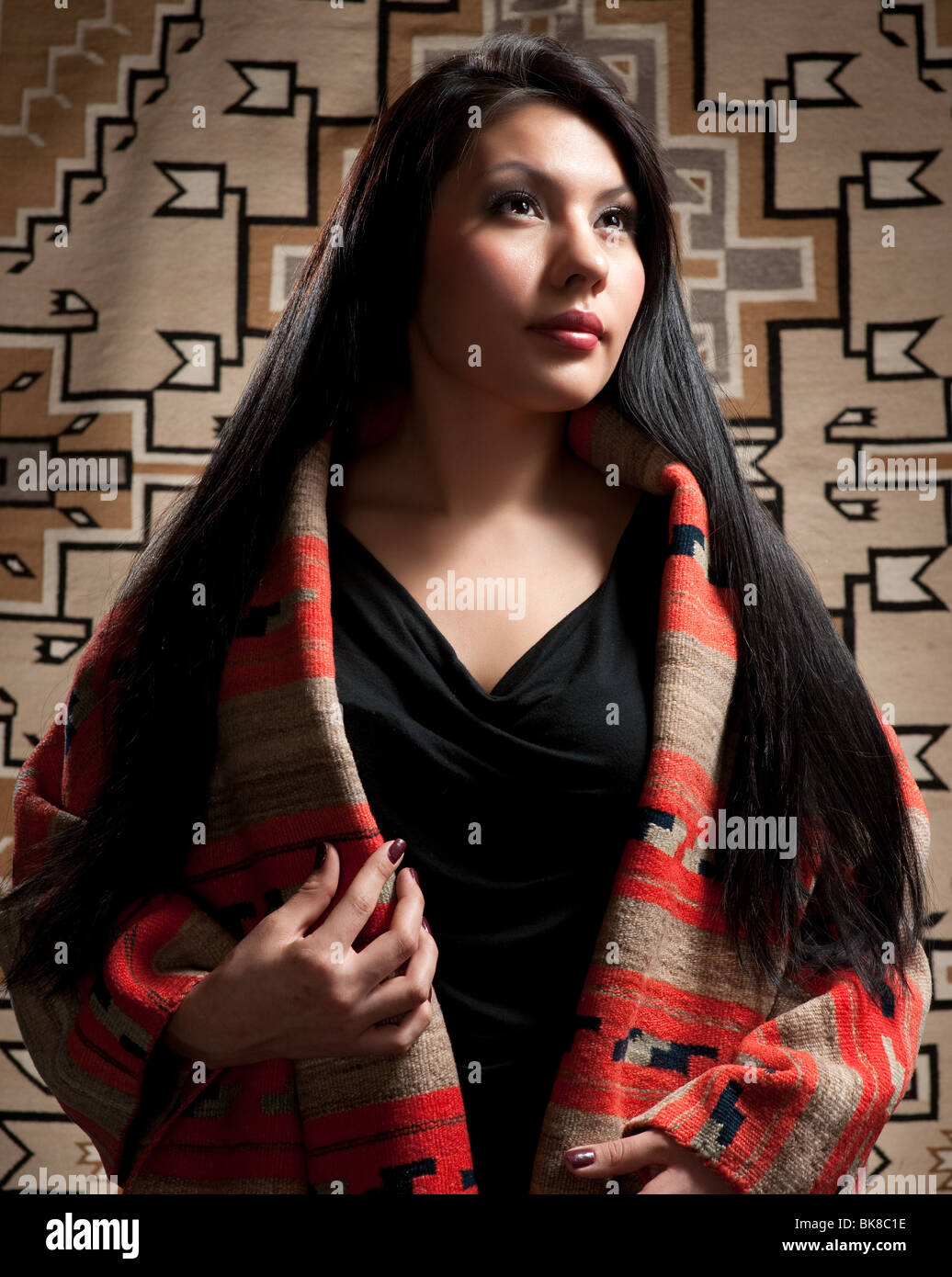 Native American woman Classique tardif Sarape avec deux collines Toadlena gris Textile en arrière-plan. Banque D'Images