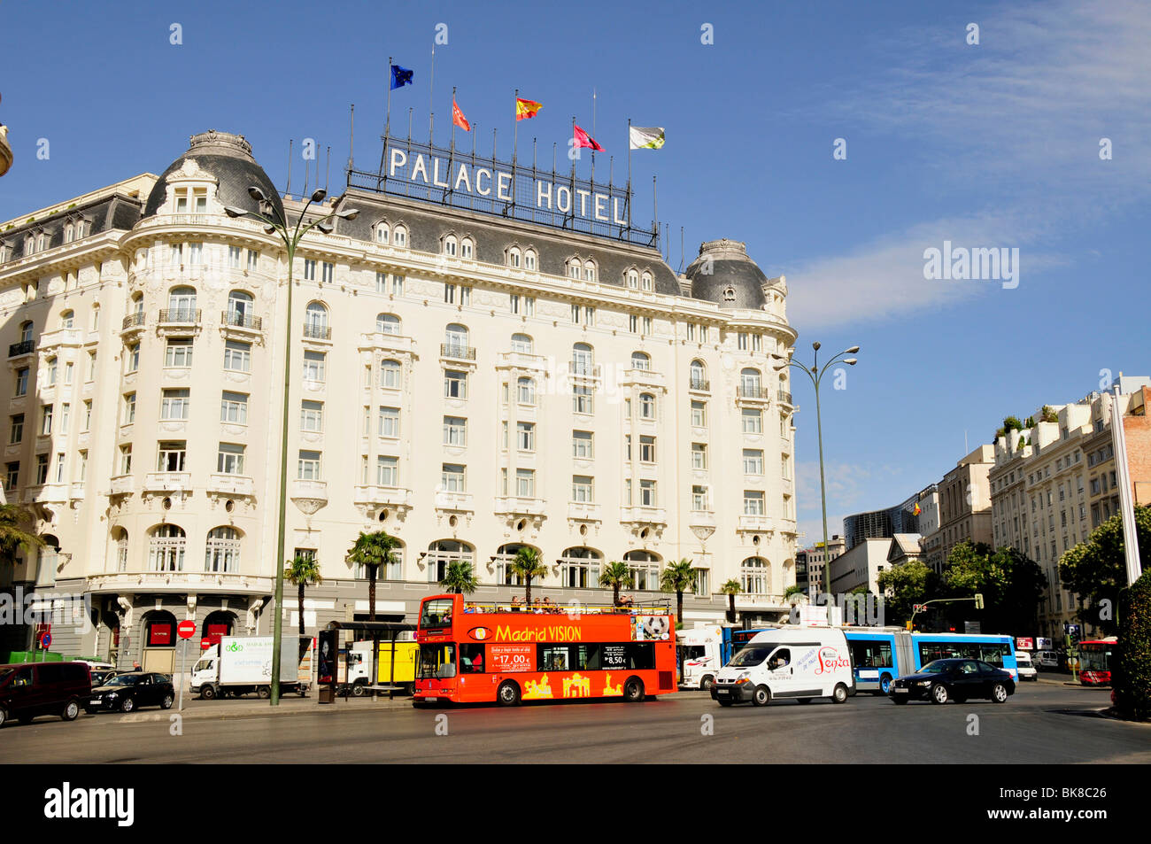 Bus touristique en face de l'Hôtel Palace, Madrid, Espagne, Péninsule ibérique, Europe Banque D'Images