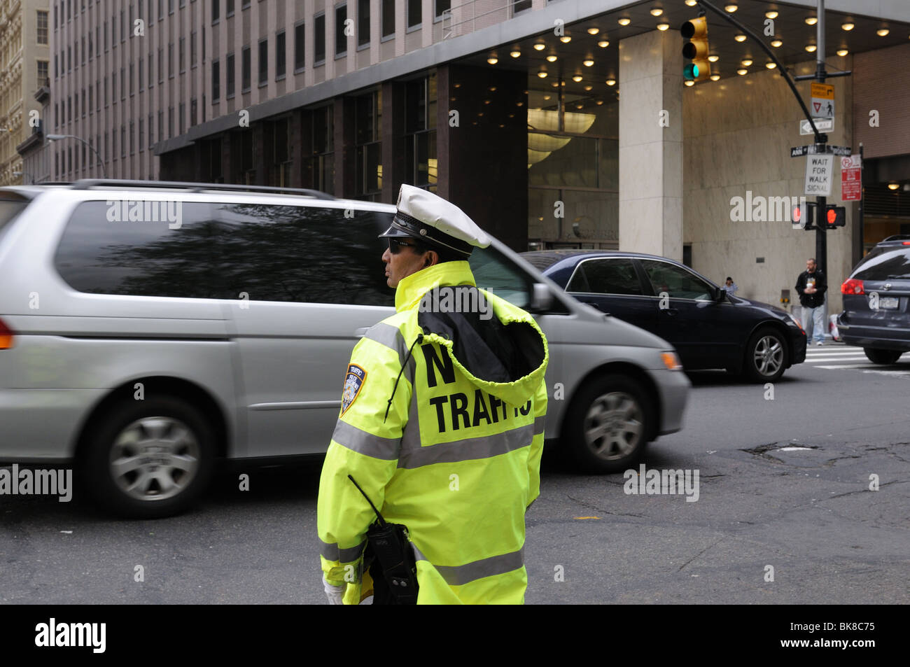 Un département de la Police de New York (NYPD) policier diriger la circulation sur Broadway dans le Lower Manhattan. Banque D'Images