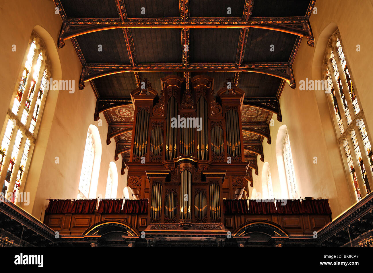 Vieil orgue et un plafond en bois de la Trinity College Chapel à Trinity College, fondé par Henry VIII en 1546, Trinity Street, C Banque D'Images