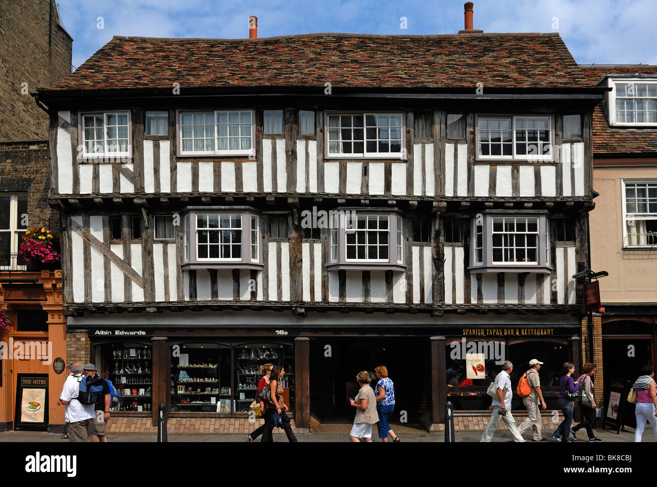 Vieux bâtiment à colombages avec boutiques, Madeleine Street 16a, Cambridge, Cambridgeshire, Angleterre, Royaume-Uni, Europe Banque D'Images