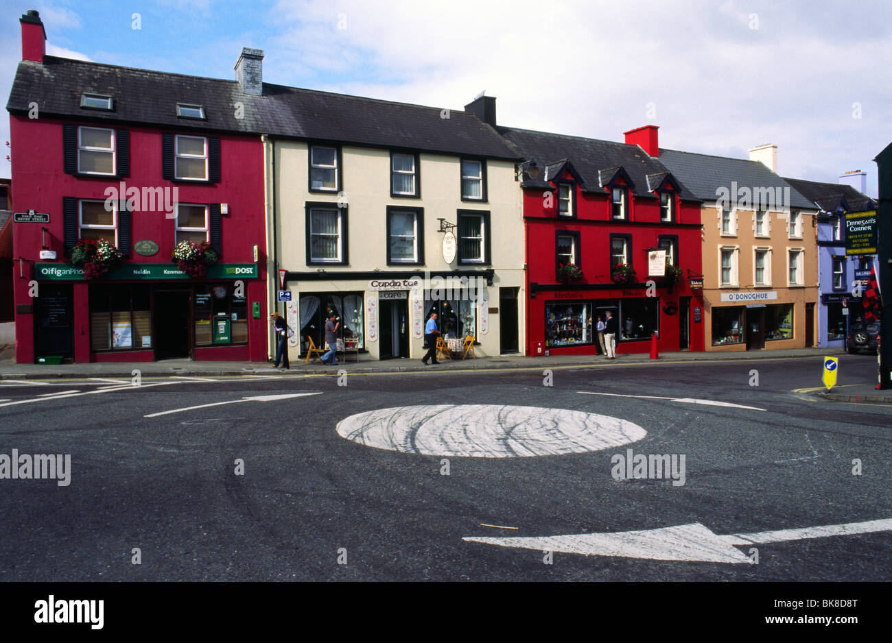 Rond-point à Kenmare, comté de Kerry, en Irlande, en septembre 2009, avec vue sur Cupan Tae magasin de thé. Banque D'Images