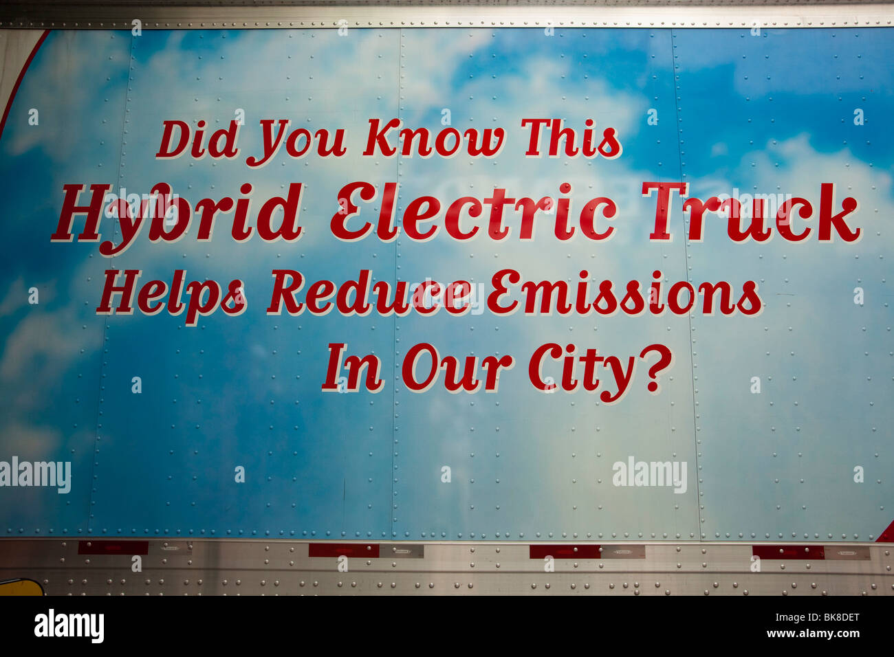 Chariot électrique hybride signe sur un camion Los Angeles County, Californie, États-Unis d'Amérique Banque D'Images