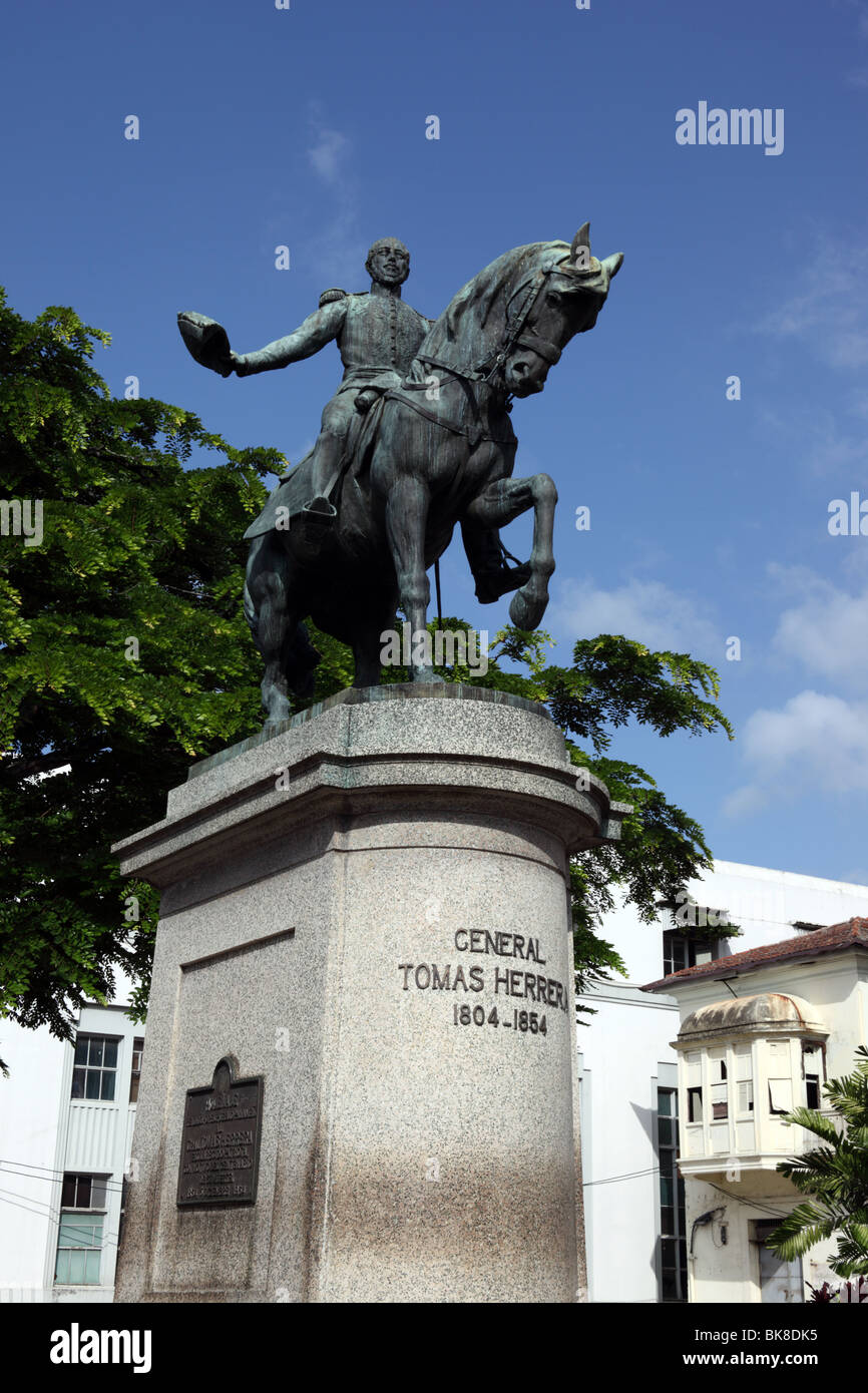 Statue du général Tomas Herrera (premier président de l'État libre de l'isthme), Plaza Herrera, Casco Viejo, Panama City, Panama Banque D'Images