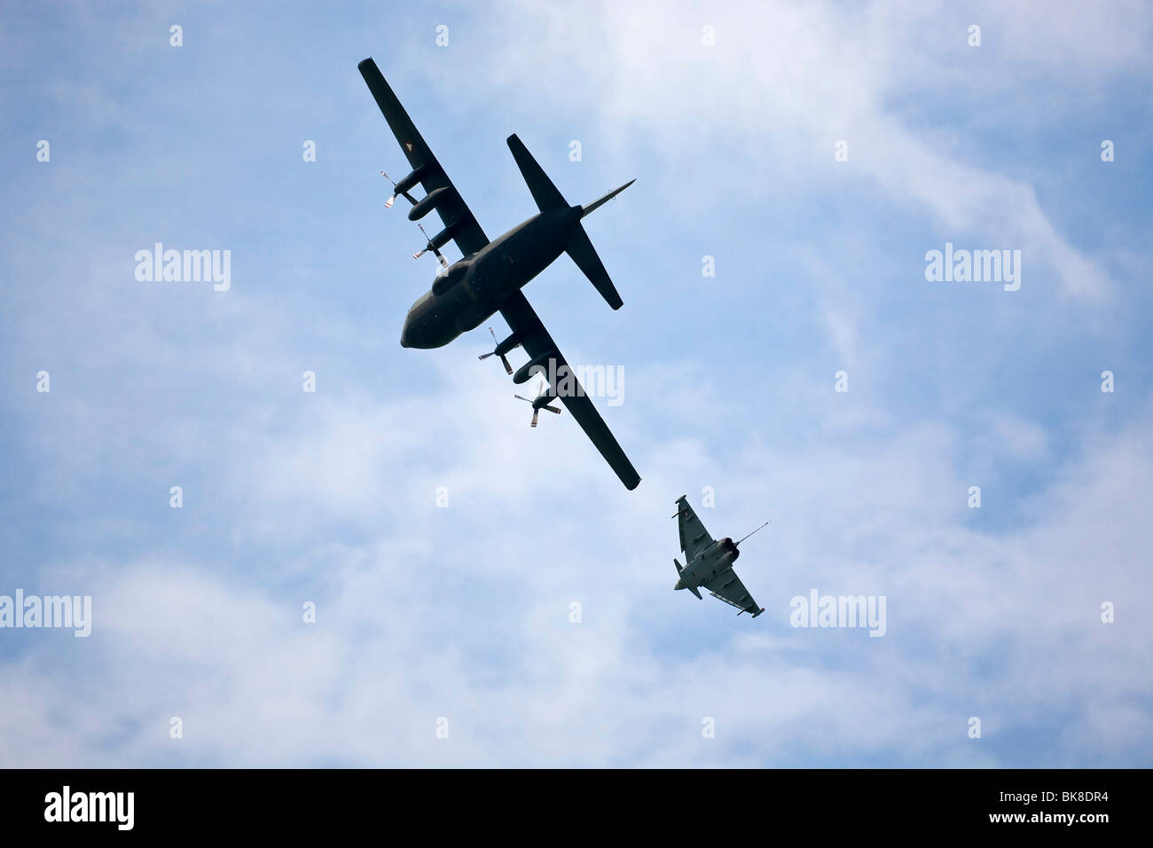Lockheed C-130 Hercules escorté par l'Eurofighter Typhoon, Airpower 2009 à Zeltweg, Styrie, Autriche, Europe Banque D'Images