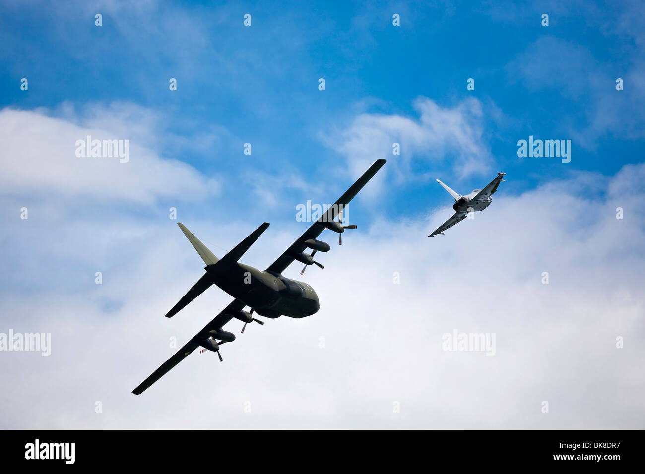 Lockheed C-130 Hercules escorté par l'Eurofighter Typhoon, Airpower 2009 à Zeltweg, Styrie, Autriche, Europe Banque D'Images