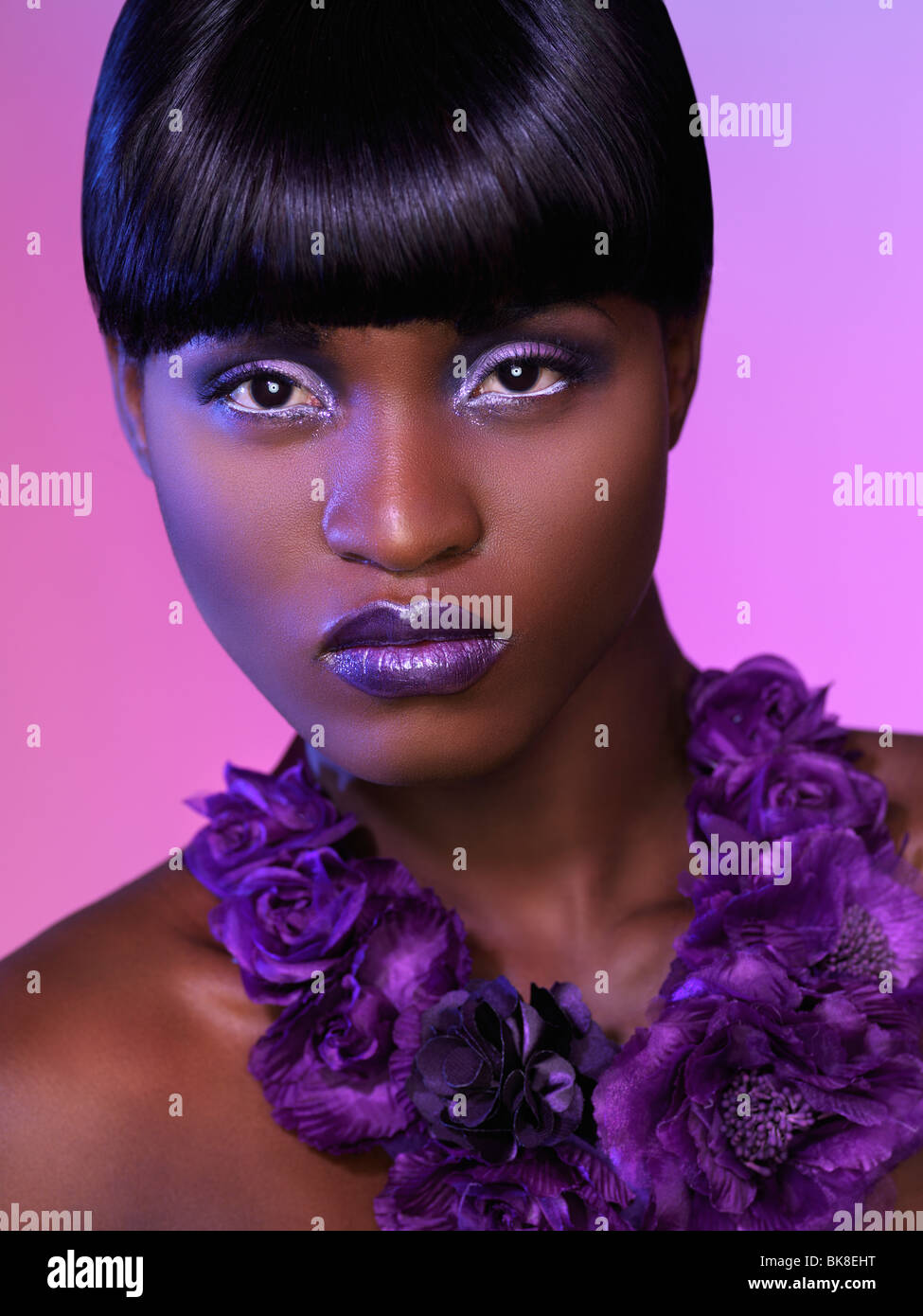 Belle Jeune Femme Noire Tres Gros Plan Avec Le Maquillage Et L Arriere Plan En Violet Les Couleurs Portrait De Beaute Photo Stock Alamy