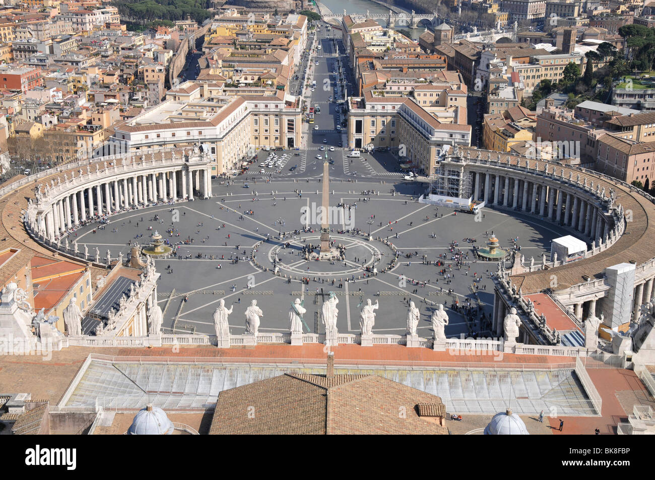 Place Saint-Pierre vue depuis le dôme de la basilique Saint-Pierre, centre-ville historique, Cité du Vatican, Italie, Europe Banque D'Images