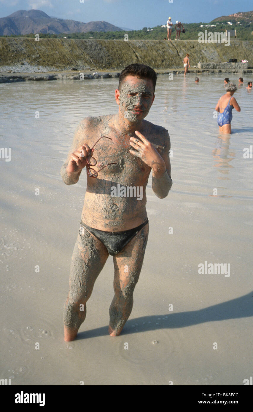 L'homme prend dans le bain de boue volcanique en bonne santé soi-disant, Vulcano, Îles Éoliennes, Italie, Europe Banque D'Images