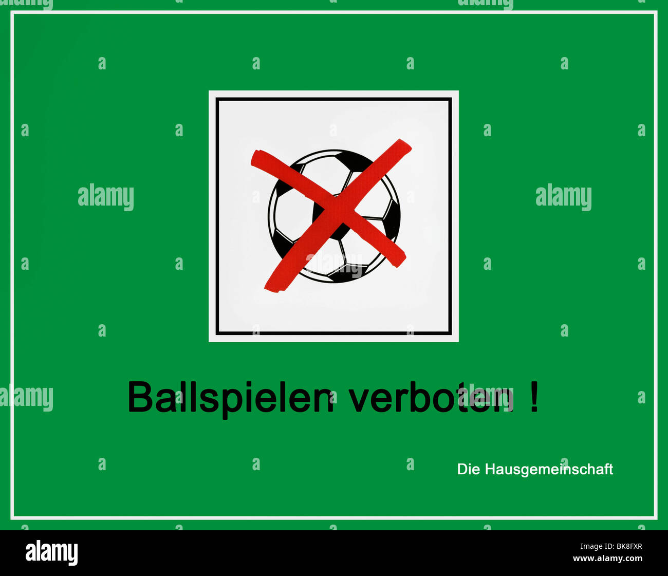 Panneau vert, de l'information board, rayées, 'football Ball jeux interdit ! Le ménage' Banque D'Images