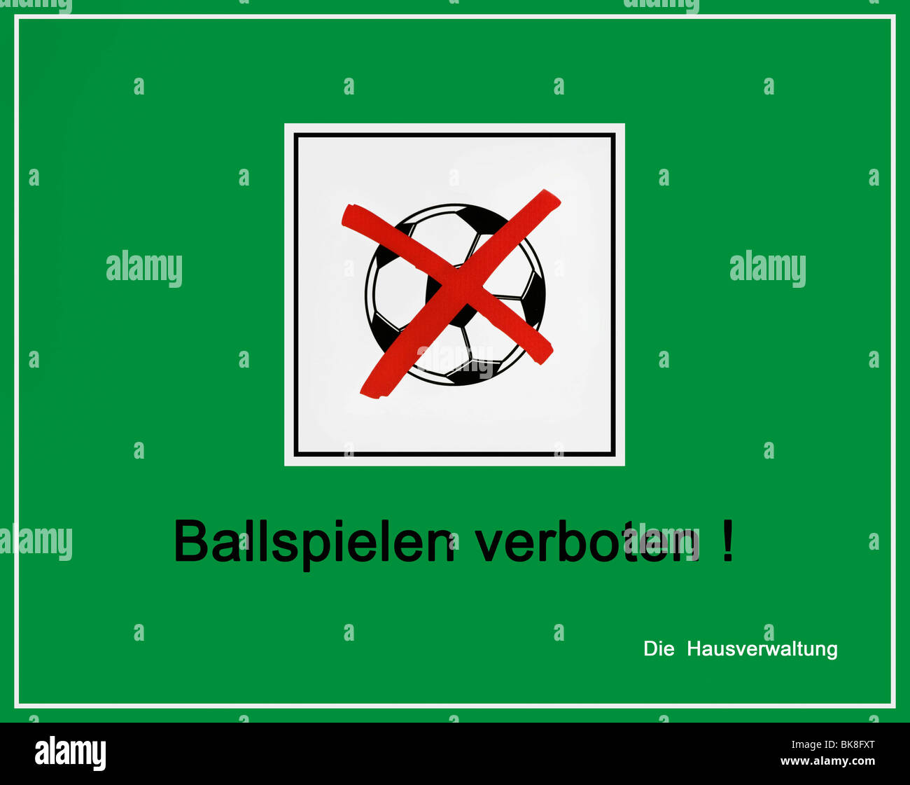 Panneau vert, de l'information board, rayées, 'football Ball jeux interdit ! La gestion des biens immobiliers" Banque D'Images