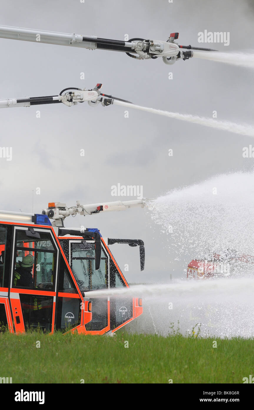 Exercice de la brigade d'incendie de l'aéroport à l'aéroport de Stuttgart, Bade-Wurtemberg, Allemagne, Europe Banque D'Images