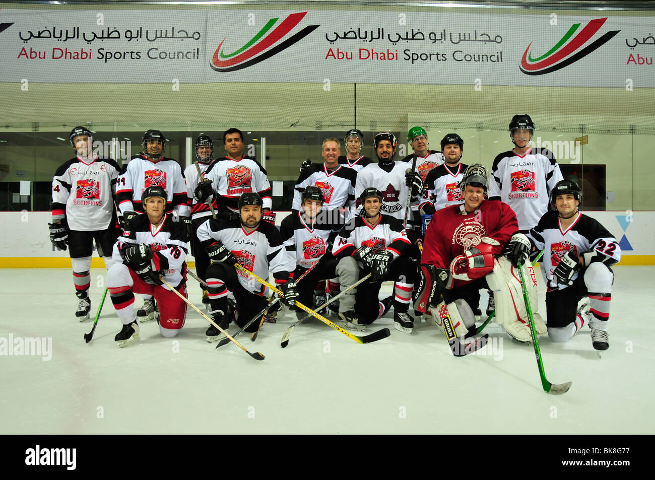 L'équipe de hockey sur glace les scorpions d'Abu Dhabi dans le stade de hockey sur glace, patinoire, Abu Dhabi, Émirats arabes unis, l'Arabie, milieu Ea Banque D'Images