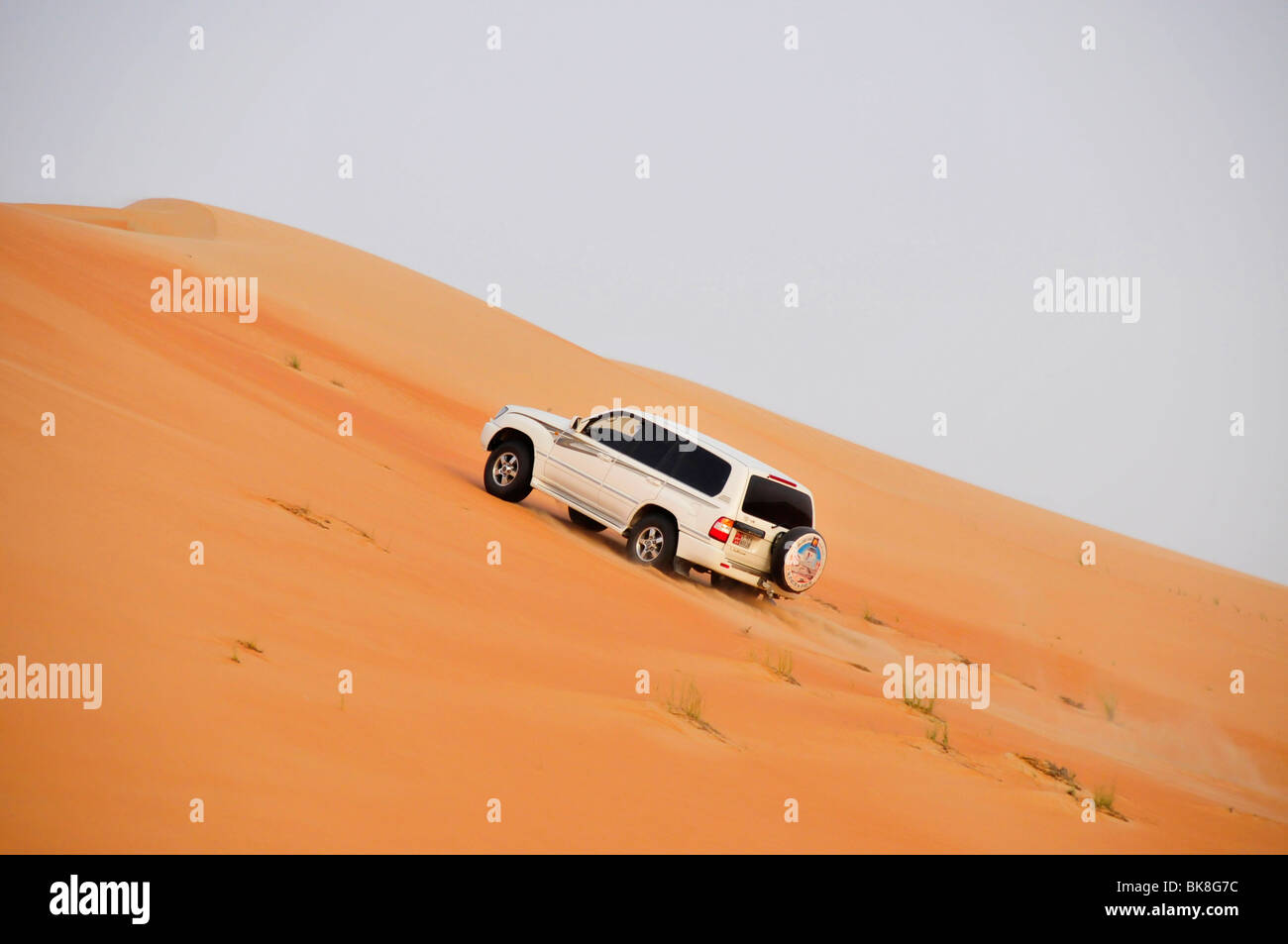 Les habitants de la Dune-frappant avec leur jeep, oasis de Liwa, Abu Dhabi, Émirats arabes unis, France, Moyen Orient, Orient Banque D'Images