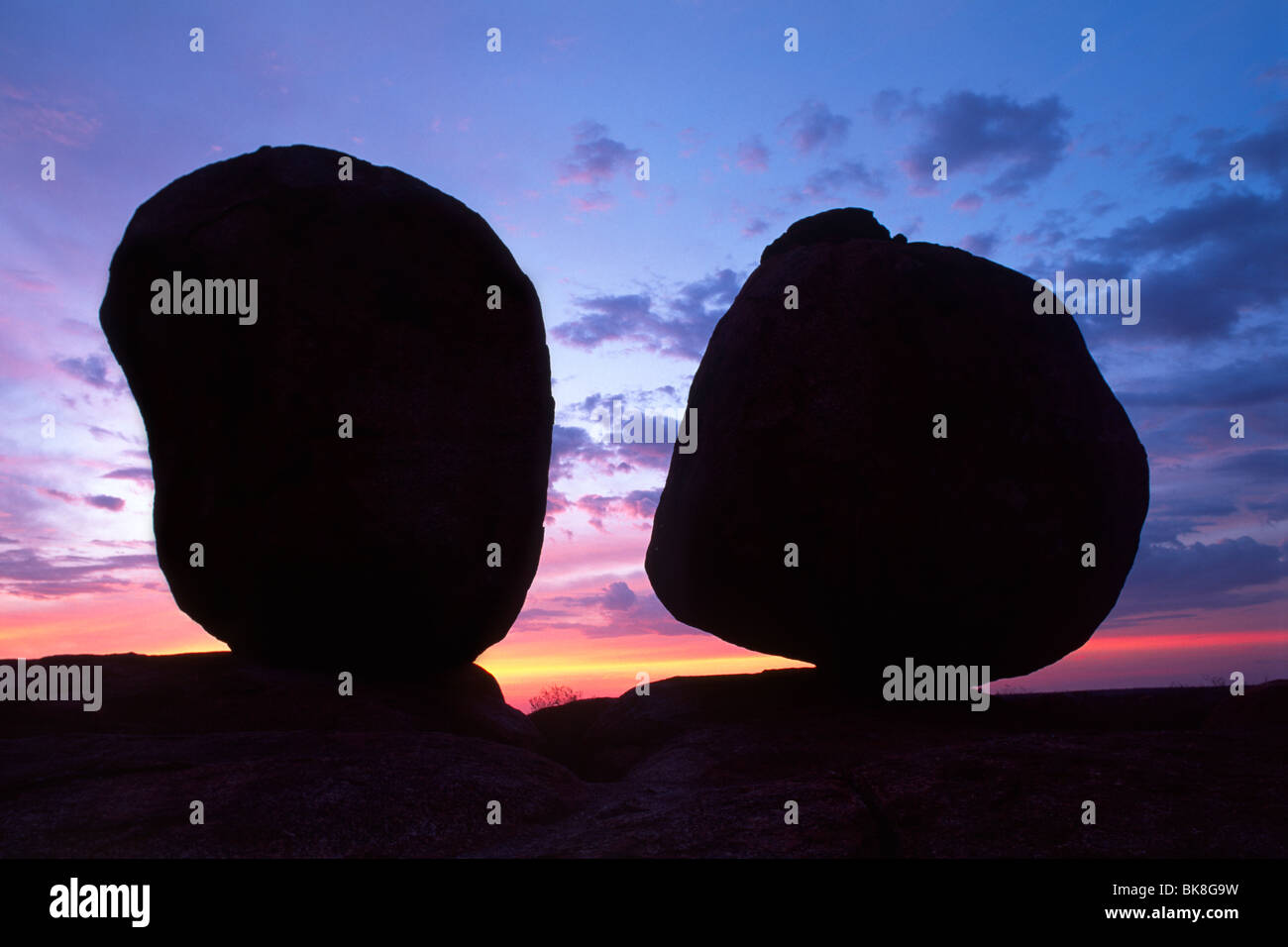 Devils Marbles dans le crépuscule, Territoire du Nord, Australie Banque D'Images