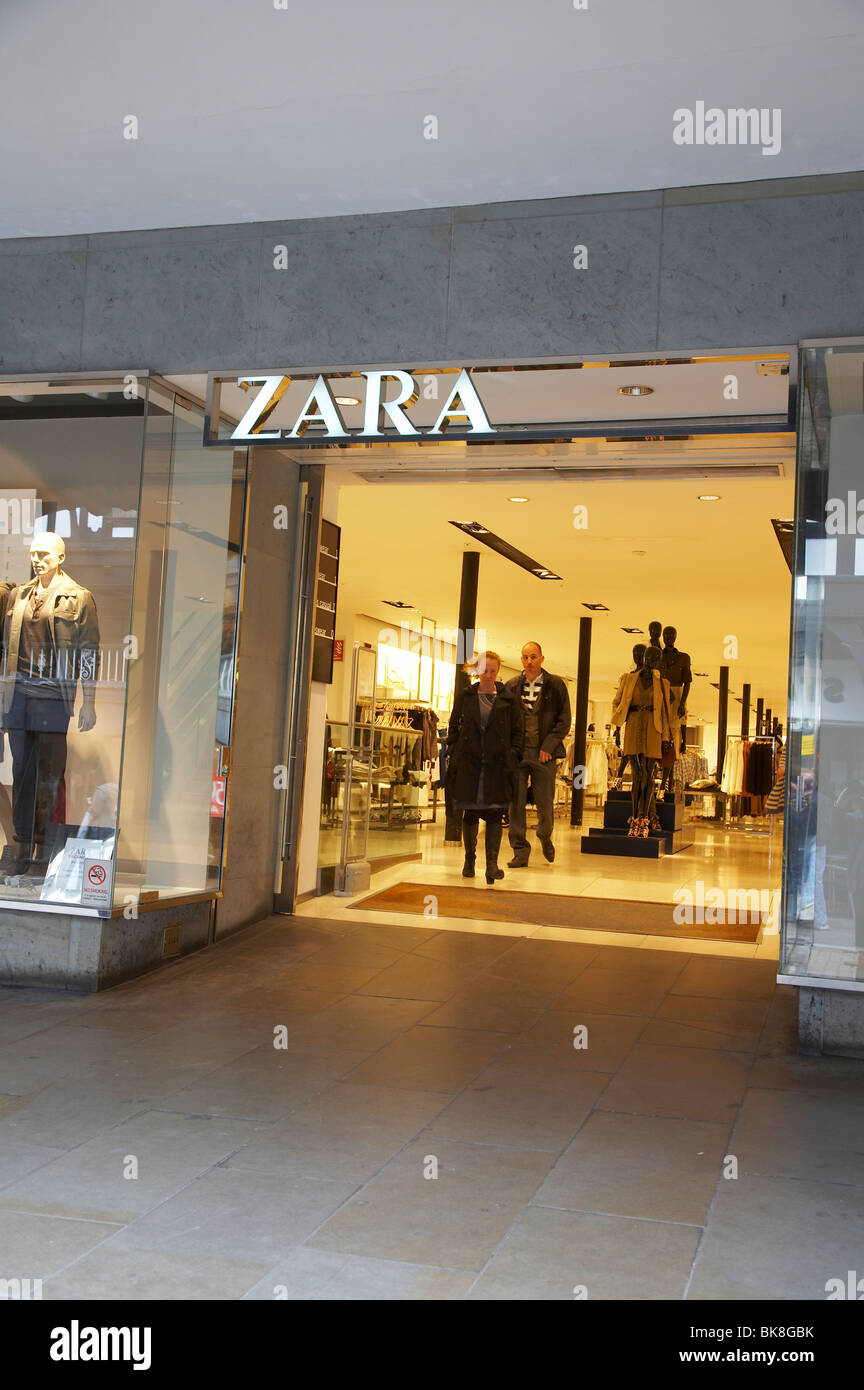 Zara boutique de mode à Chester UK Photo Stock - Alamy