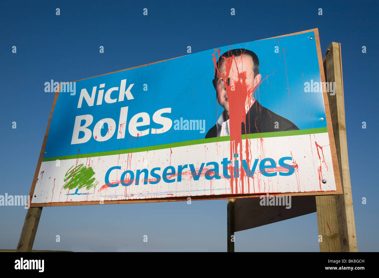 17.4.2010 un conservateur affiche de campagne près de Stamford, Lincolnshire vandalisé avec de la peinture rouge au cours de l'élection générale de 2010. Banque D'Images