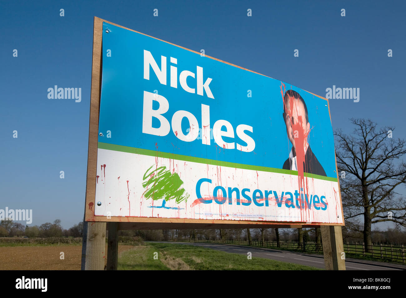 17.4.2010 un conservateur affiche de campagne près de Stamford, Lincolnshire vandalisé avec de la peinture rouge au cours de l'élection générale de 2010. Banque D'Images