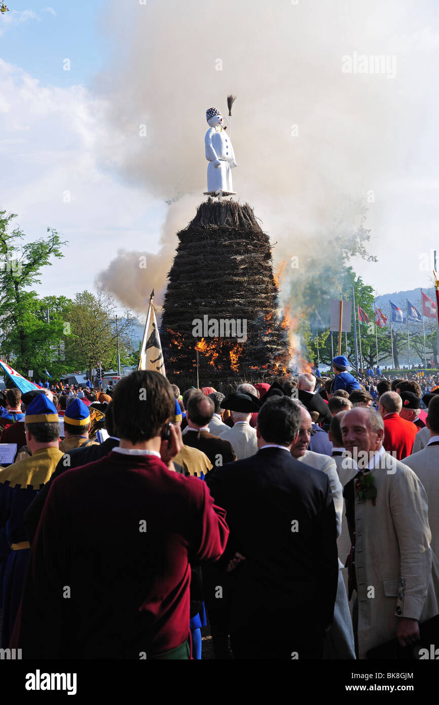 Le Boeoeg, une poupée symbolisant l'hiver, est brûlé à l'Sechselaeuten, fête traditionnelle ; les différentes guildes se lever et ride Banque D'Images