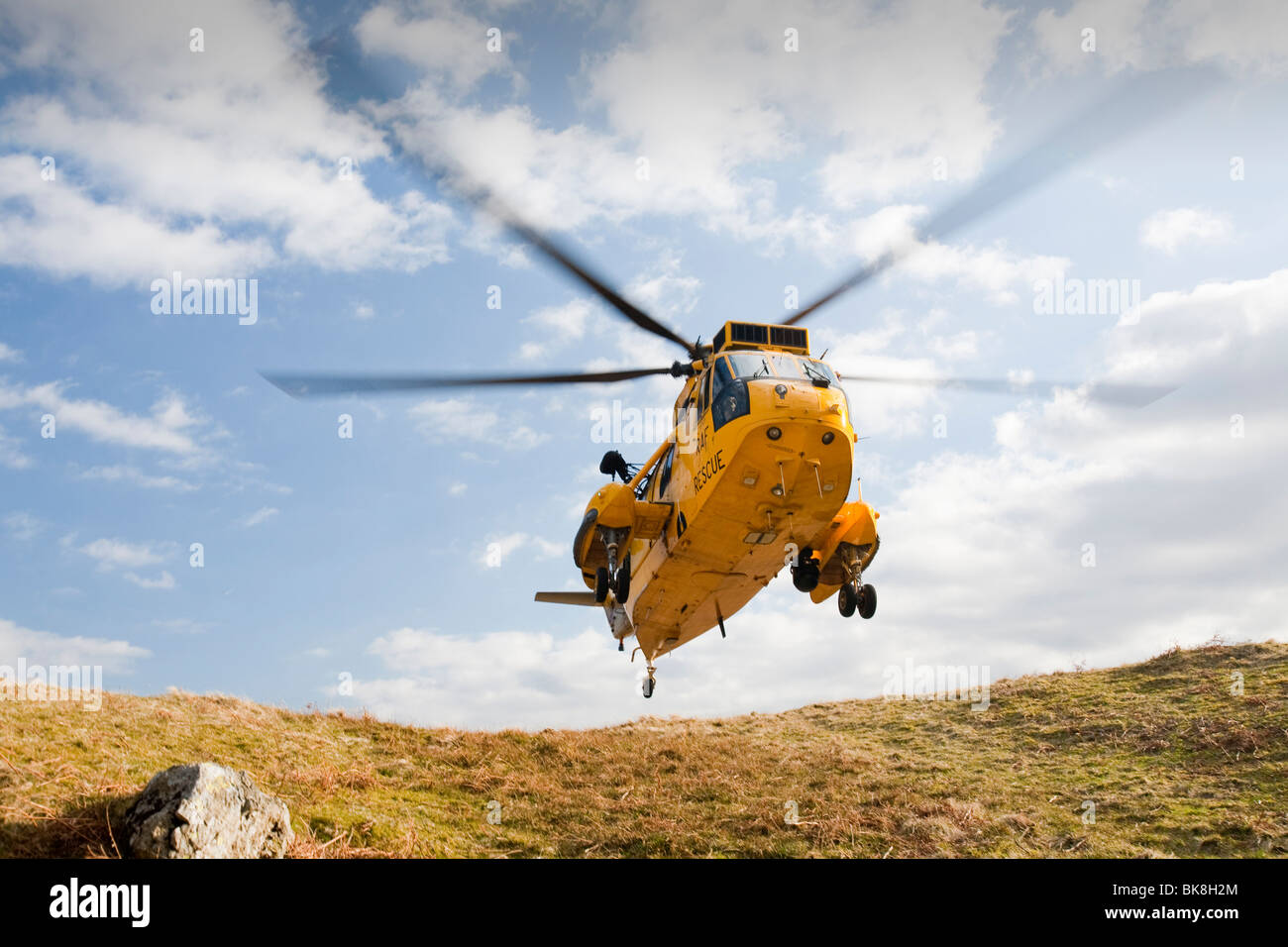 Un hélicoptère Sea King RAF atterrit sur les Langdale Pikes pour ramasser blessés secourus par l'/Langdale Ambleside Mountain Rescue Banque D'Images