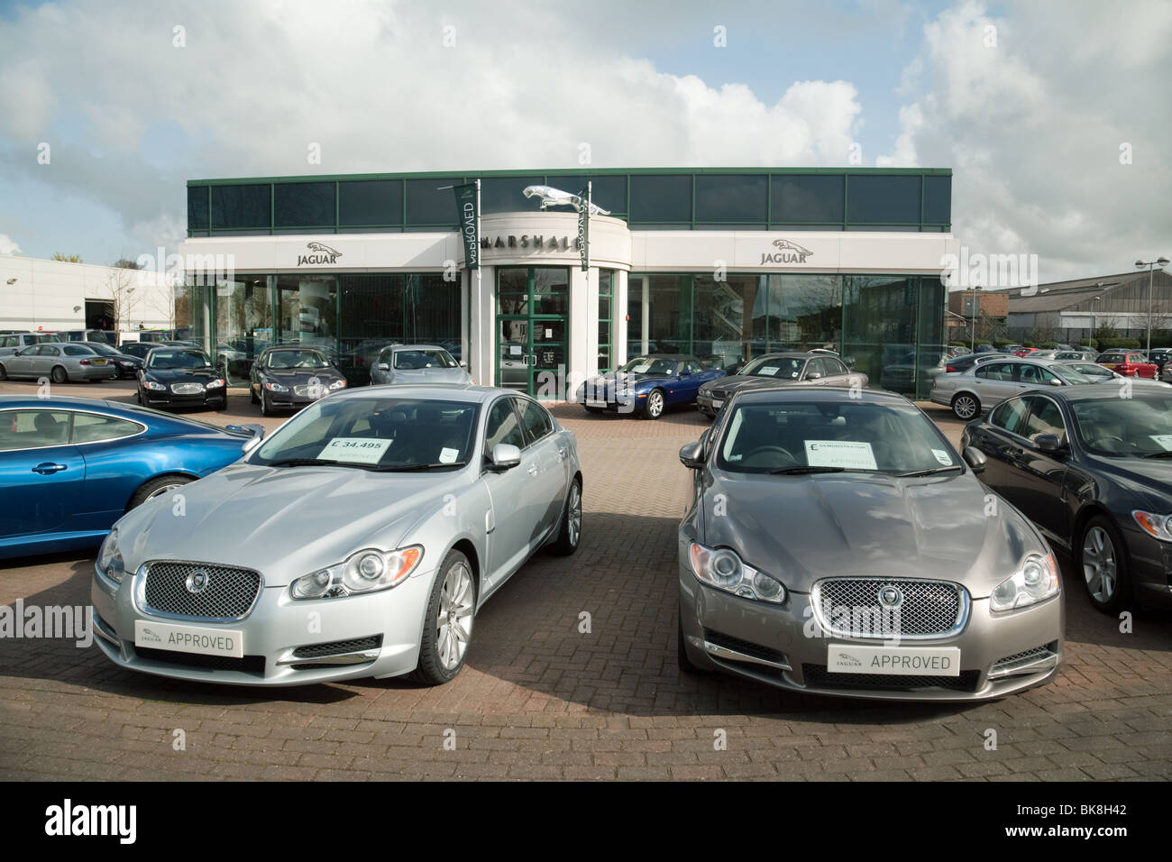 Voitures de Jaguar à vendre à l'extérieur de Marshalls, concessionnaire Jaguar Newmarket Rd, Cambridge, Royaume-Uni Banque D'Images