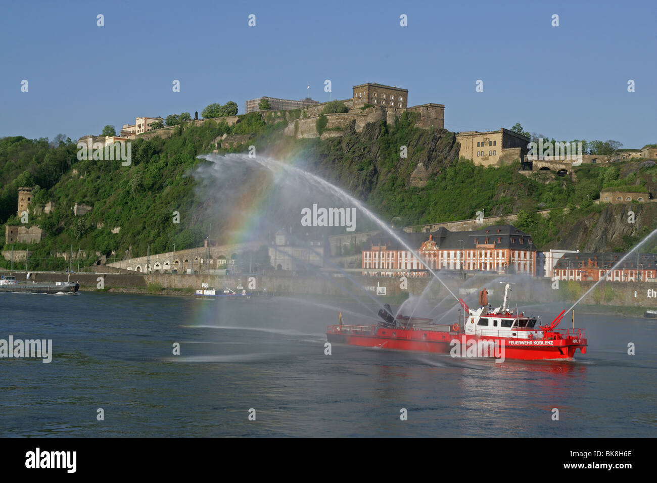 Le bateau de lutte contre l'incendie Les pompiers de Coblence sur le Rhin en face de la forteresse Festung Ehrenbreitstein, Coblence Banque D'Images