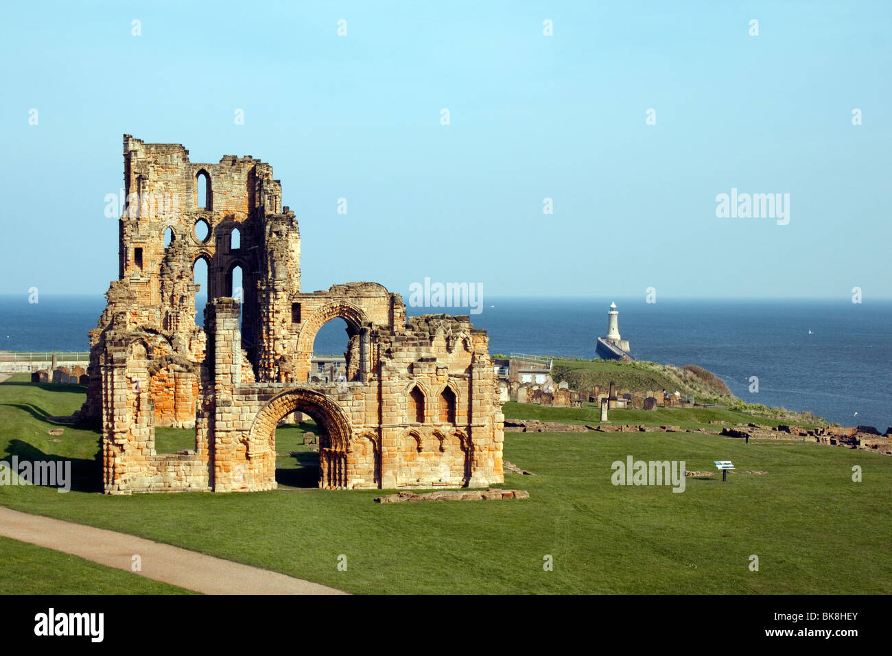 L'intérieur du Prieuré de Tynemouth castle, vous pouvez voir Tynemouth Pier et de la mer du Nord, sur la côte nord-est de l'Angleterre Banque D'Images