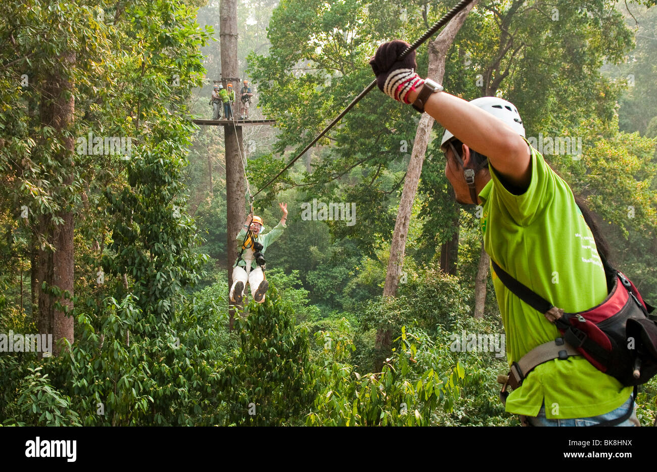 Vol jungle zip line et forest canopy tour, Chiang Mai, Thaïlande. Banque D'Images