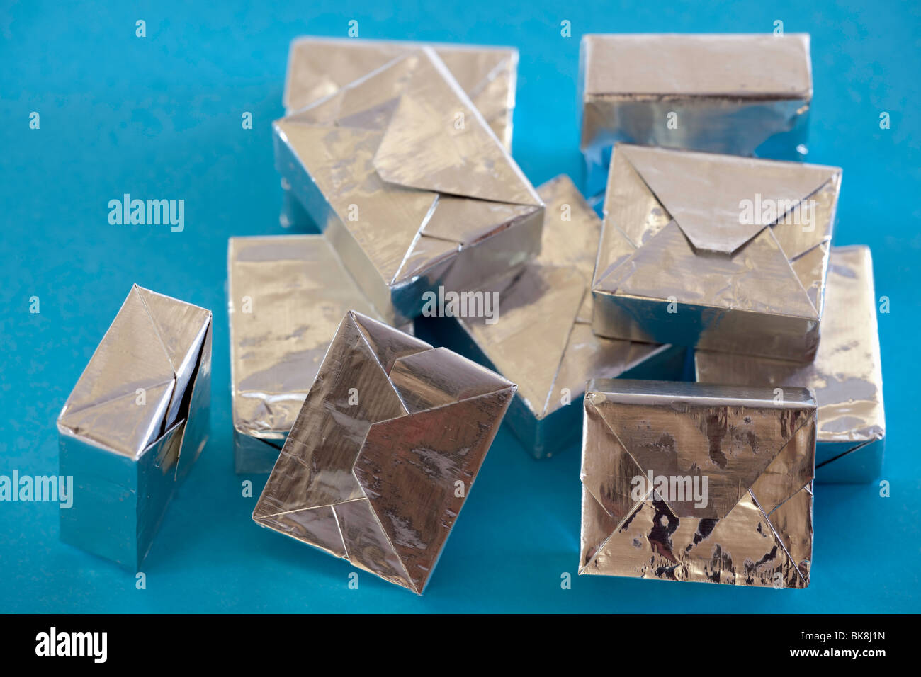 Pile de cubes enveloppés feuille d'argent Banque D'Images