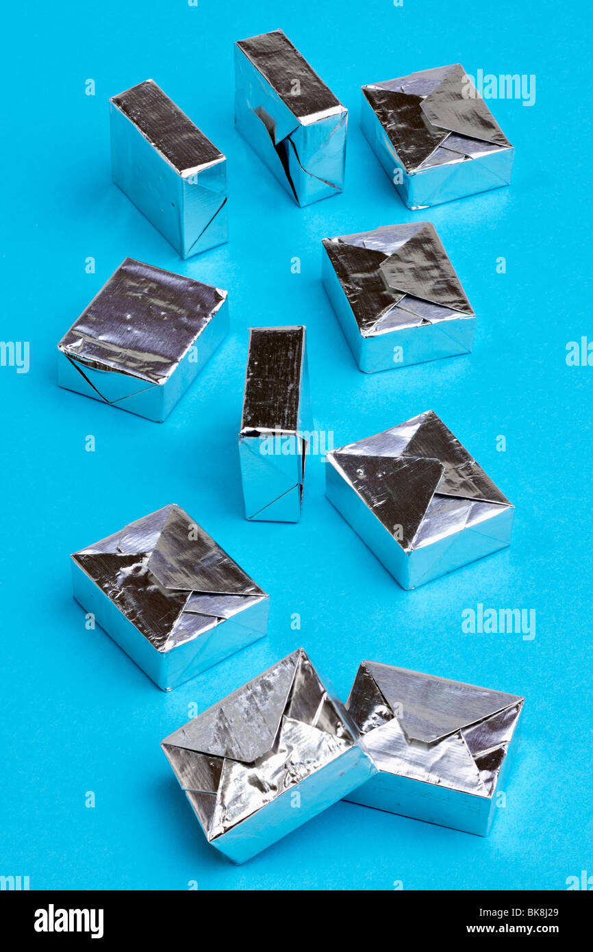 10 cubes déjoué d'argent sur un fond bleu Banque D'Images