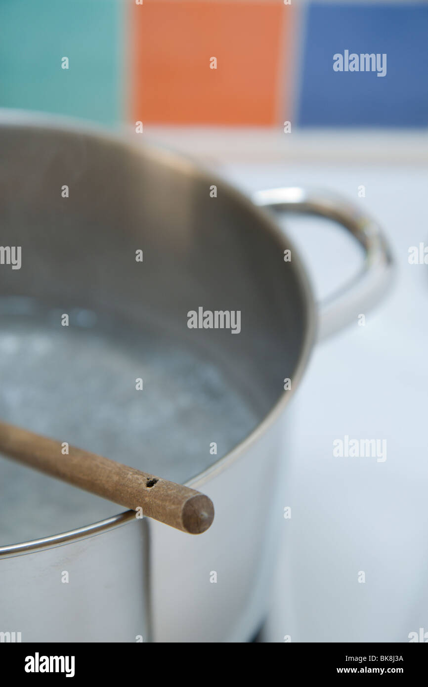 L'eau bouillante dans une marmite à vapeur Banque D'Images