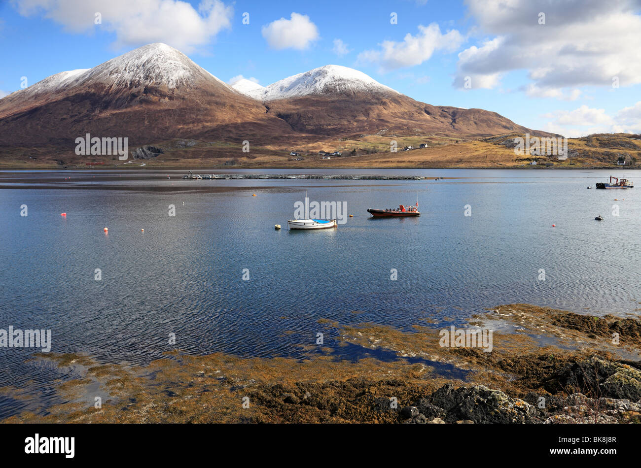 Vue sur le Loch Slapin, à la montagne Beinn Dearg Mhor & Beinn na Caillich, Isle of Skye Banque D'Images