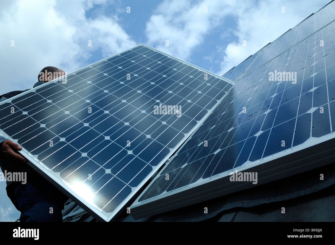 Silicium Polycristallin panneau solaire photovoltaïque au cours de  l'opération de montage sur un toit haut une maison privée Photo Stock -  Alamy