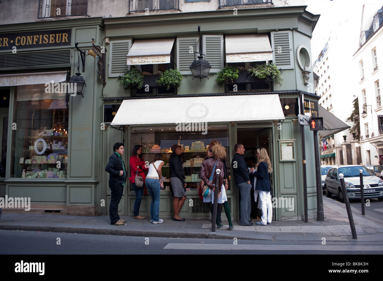 Paris, France, Groupe de touristes en face de la boulangerie française, Boulangerie-Patisserie extérieur, Shop avant, Ladurée, viennoiseries. Banque D'Images