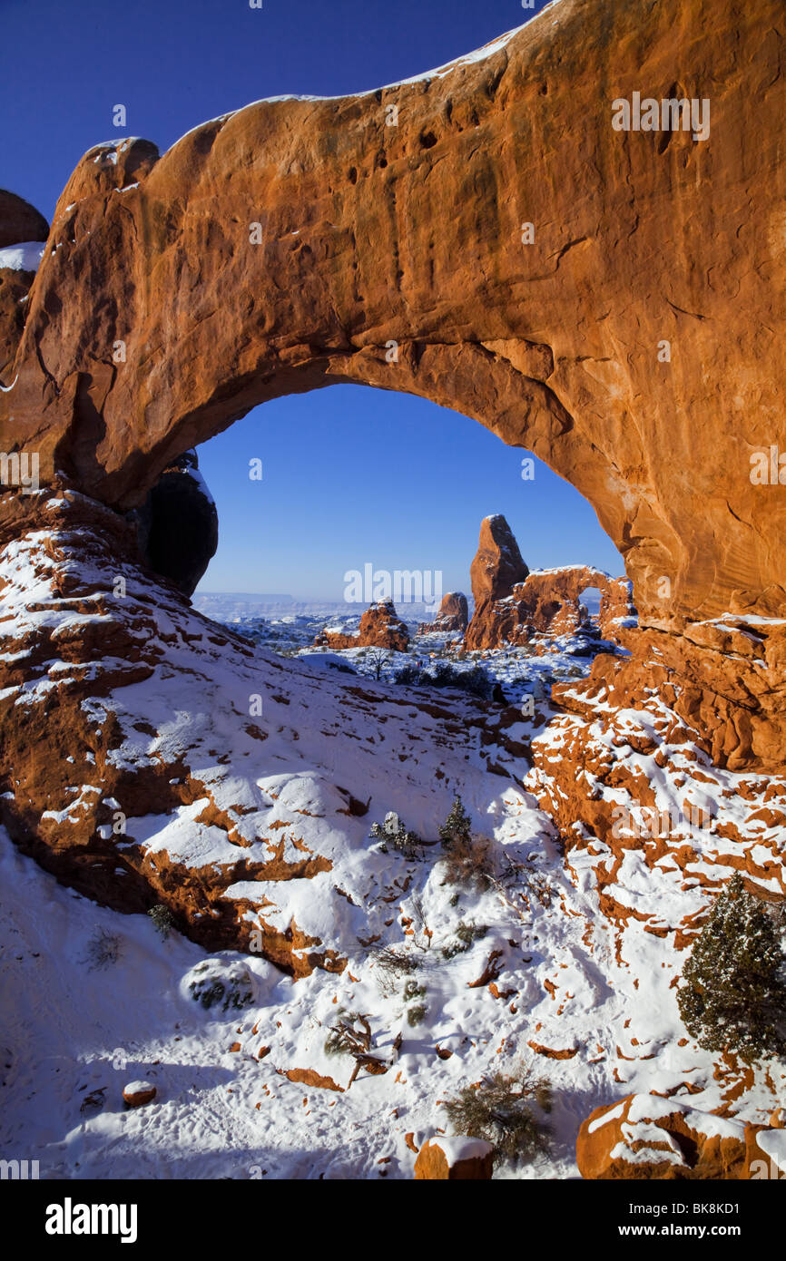 Passage de tourelle est vue à travers la fenêtre du Nord à Arches National Park, Utah. Banque D'Images