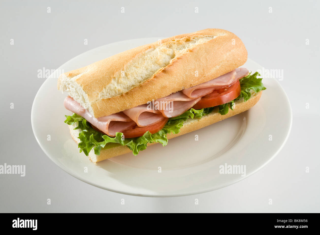 Sandwich au jambon et tomate sur baguette Banque D'Images