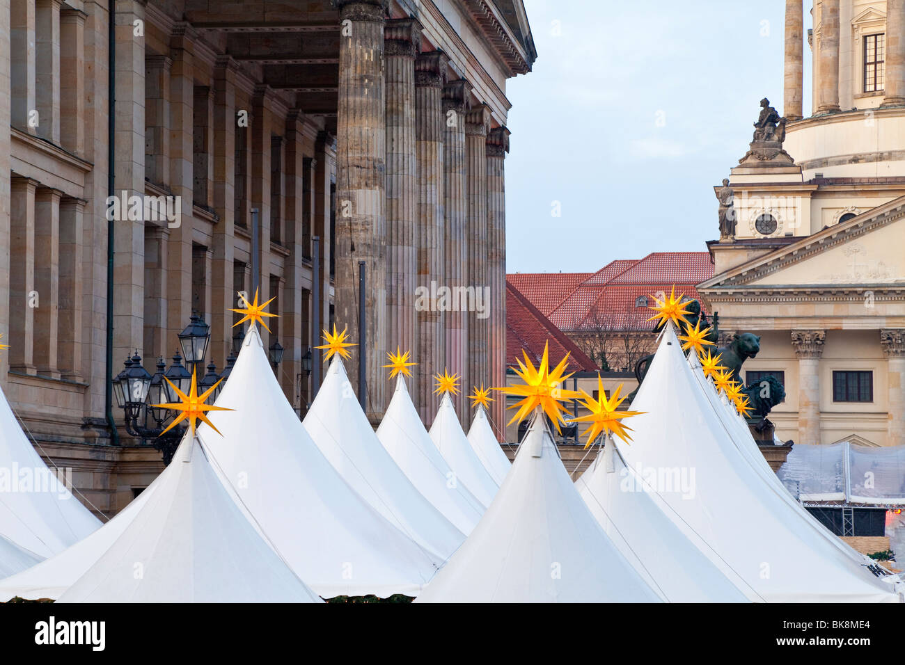 L'Europe, Allemagne, Berlin, traditionnel Marché de Noël au Gendarmenmarkt - portrait au crépuscule lumineux Banque D'Images