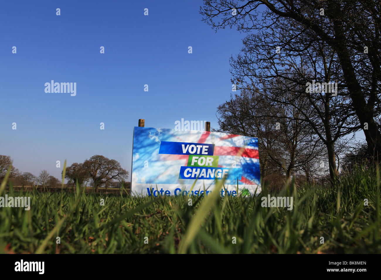 Élection générale 2010 Parti conservateur bannière dans un champ au Royaume-Uni contre un ciel bleu Banque D'Images