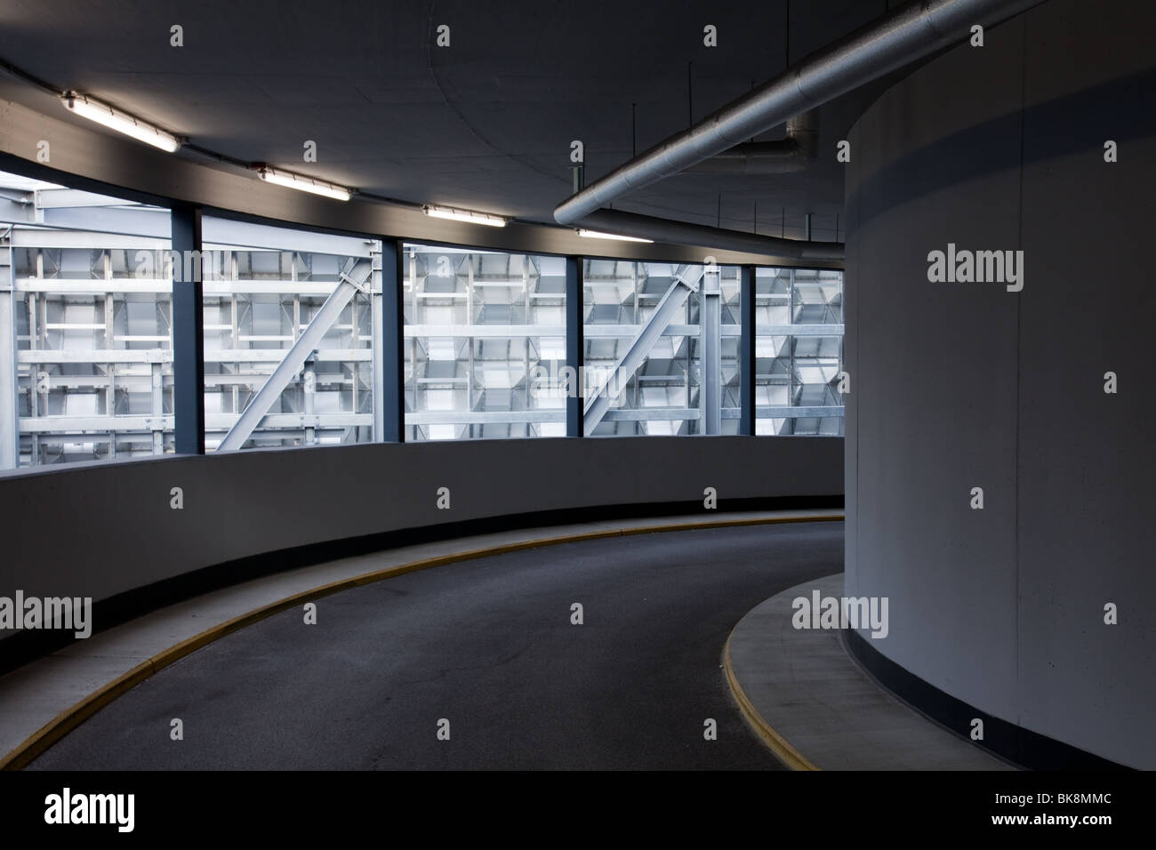 Courbe dans un parking à étages Banque D'Images