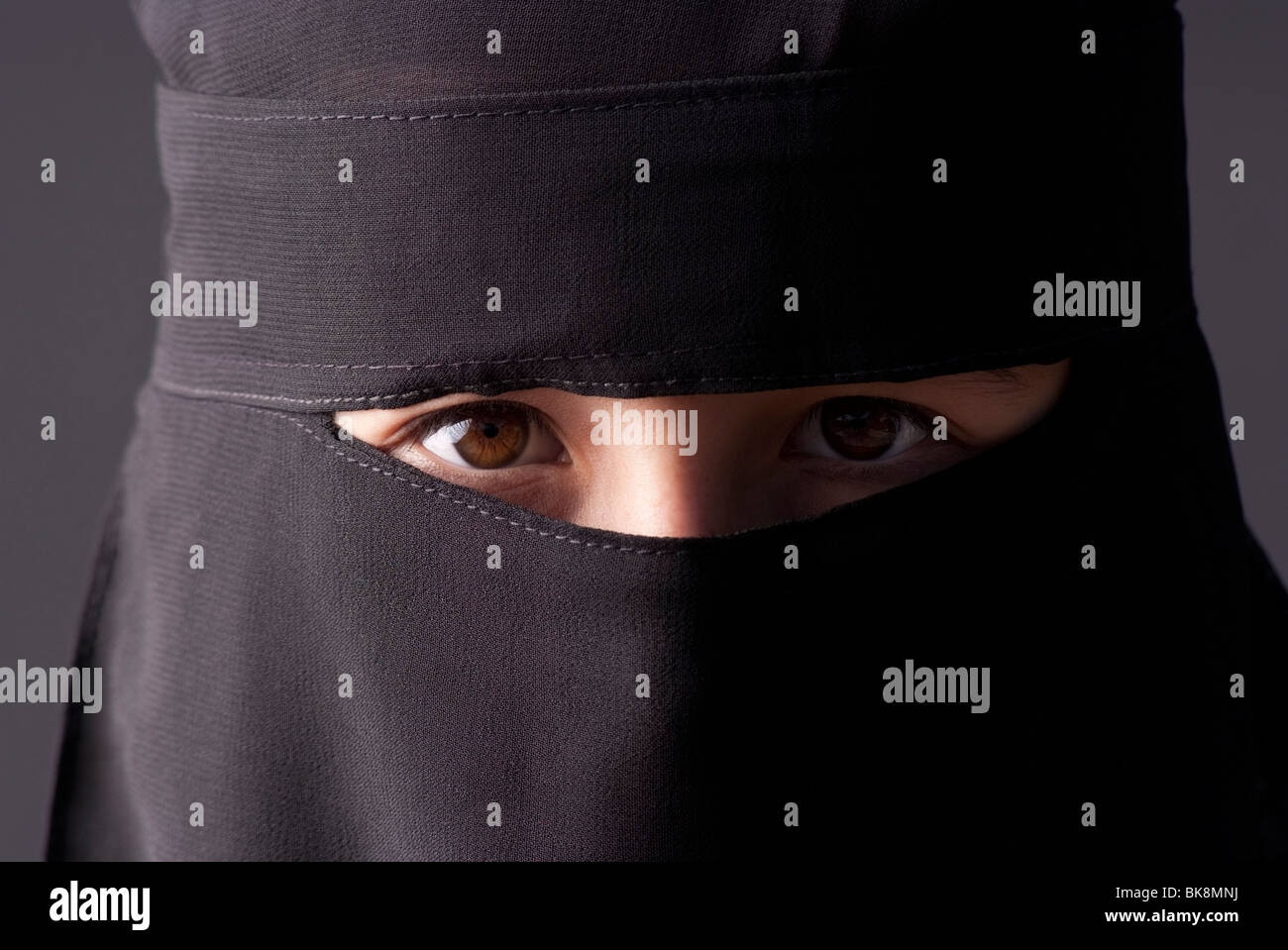 Adolescente portant un niqab musulman traditionnel, un couvre-chef avec un voile qui couvre le visage. Banque D'Images