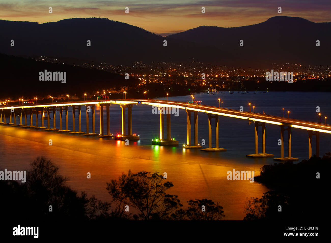 Pont Tasman reflètent dans Derwent, Hobart, Tasmanie, Australie Banque D'Images