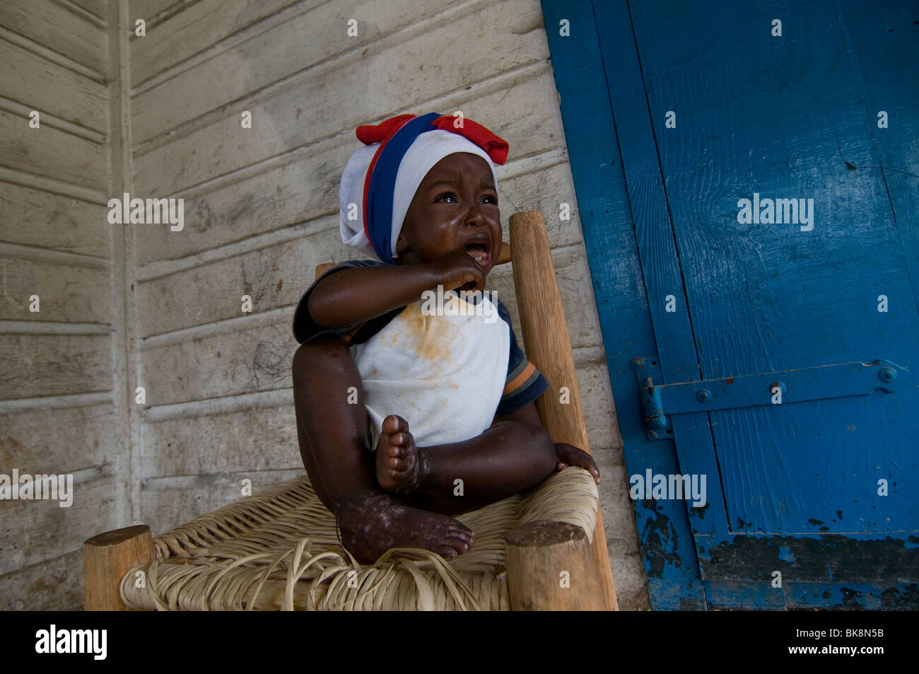 Une jeune fille pleurer à Port-au-Prince, Haïti Banque D'Images