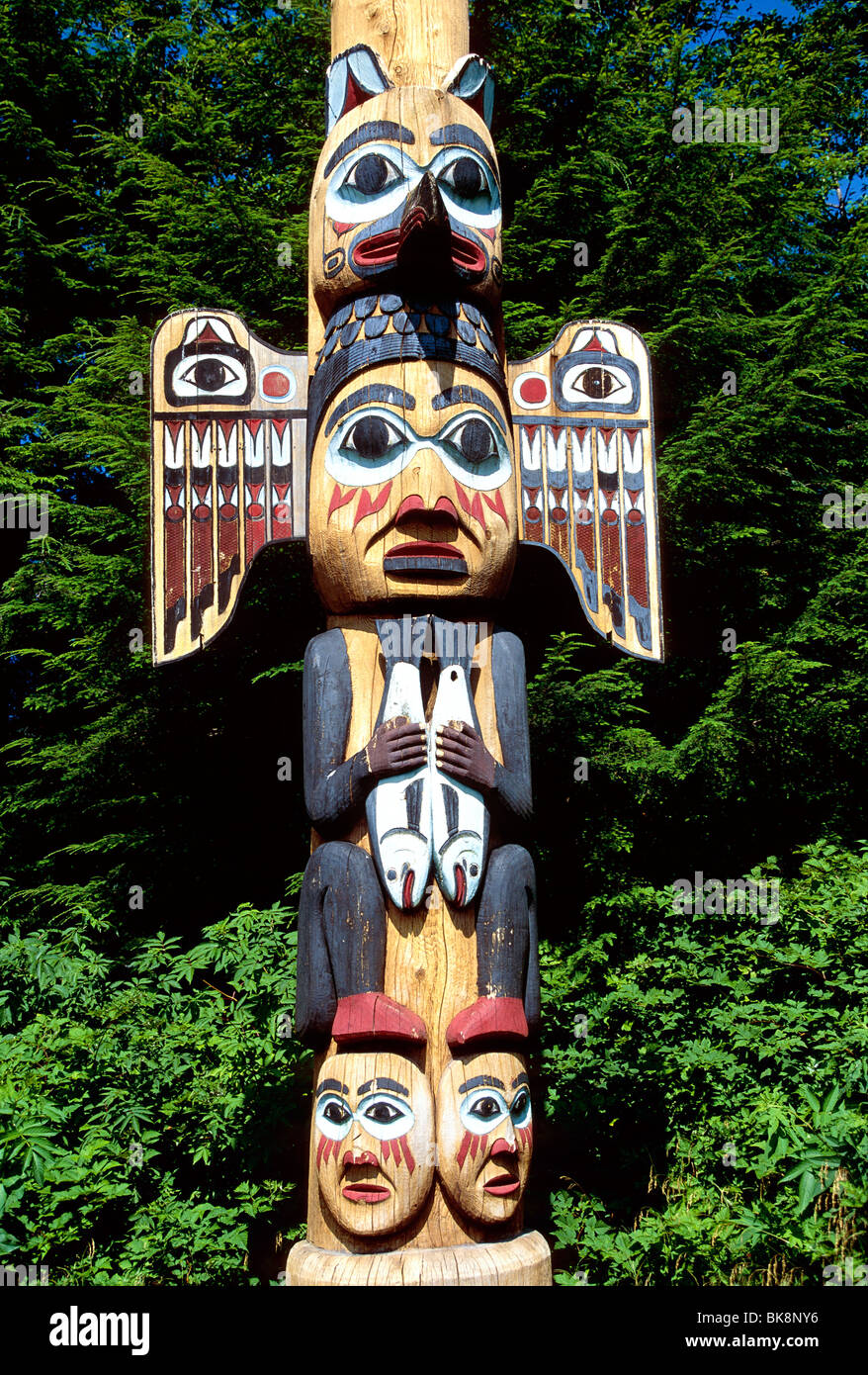 Historique du parc d'état de Totem Bight, forêt Tongass Nationall, Ketchikan, Alaska. Native American Indian sculpture en cèdre un journal. Banque D'Images