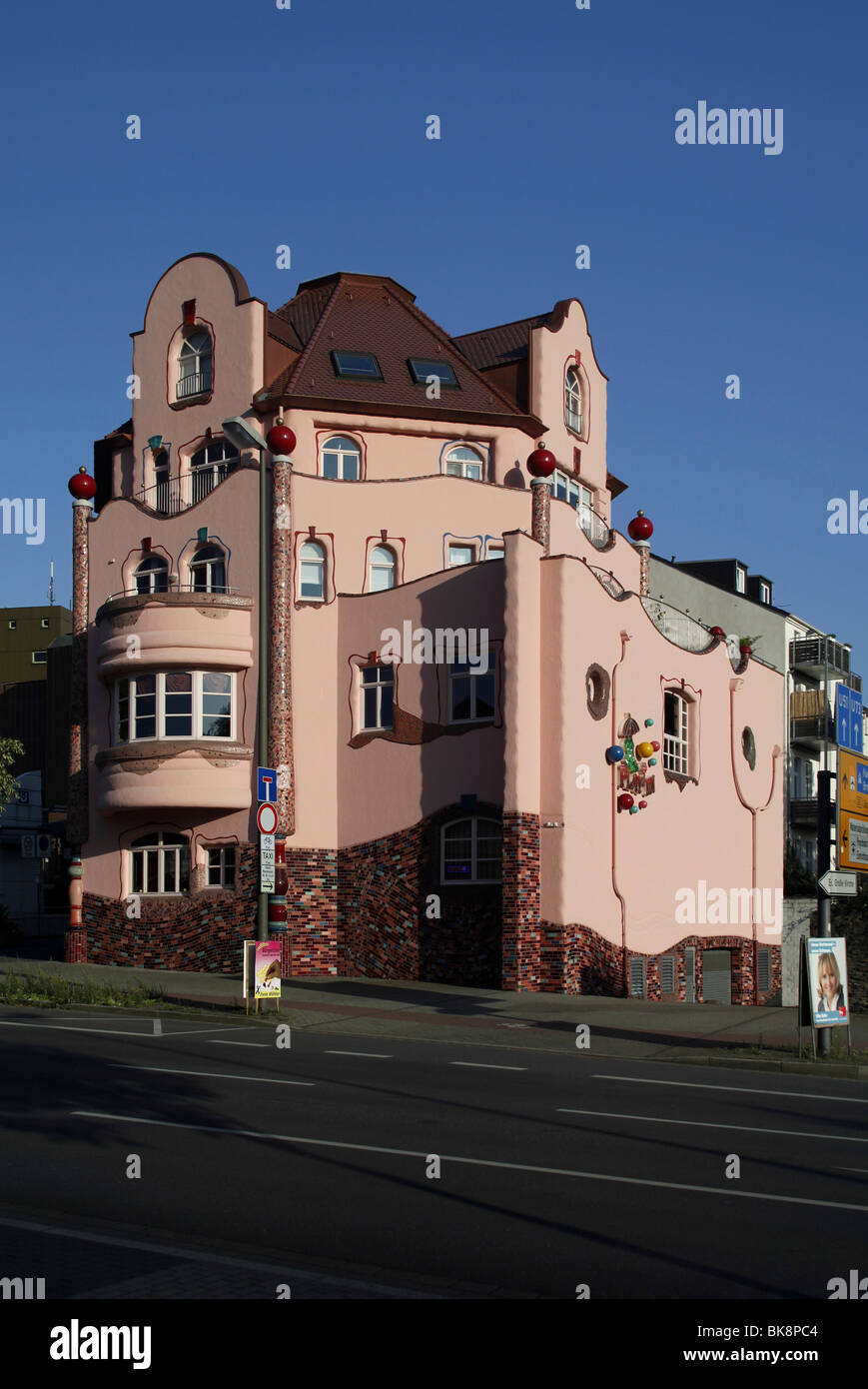 Immeuble commercial et de bureau dans le style Hundertwasser, Aplerbeck, Dortmund, Rhénanie du Nord-Westphalie, Allemagne, Europe Banque D'Images